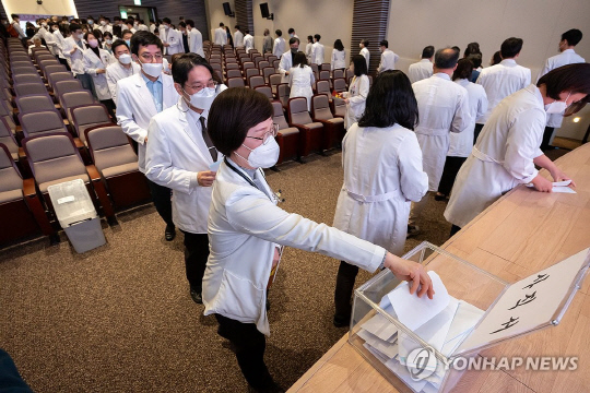 25일 서울 고려대학교 안암병원에서 열린 '고려대학교 의료원 교수 총회'에서 교수들이 사직서를 제출하고 있다. 연합뉴스